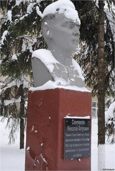 В честь Сентюкова названа улица и установлен бюст в Бугульме