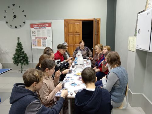 В селе Спасском жители собрались на чаепитие, приуроченное к всемирному празднику