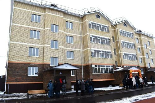 Родным бойца СВО вручили ключи от новой квартиры