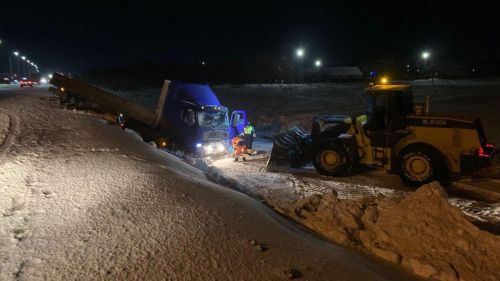 Автоинспекторы помогли водителю большегруза, угодившего в кювет по дороге в Бугульму