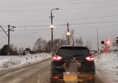 Наказали автоледи из РТ, которая скрыла номер авто и рванула на красный через ж/д