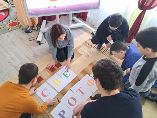 Воспитанников центра «Возрождение» познакомили с историей появления светофора