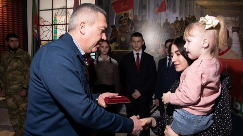 Бөгелмә районы башлыгы һәлак булган якташыбызның туганнарына Батырлык ордены тапшырды