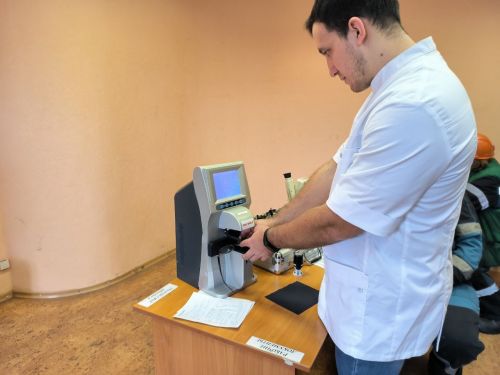 Работники Бугульминского завода испытывают на себе особенные очки для работы