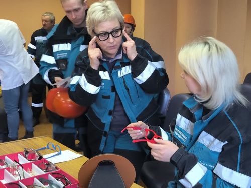 Работники Бугульминского завода испытывают на себе особенные очки для работы