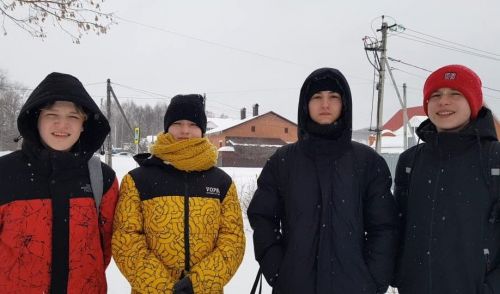 Школьники Бугульмы поздравили женщин с праздником