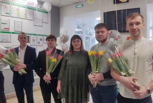 Сотрудники БМЗ поздравили с 8 Марта своих прекрасных коллег