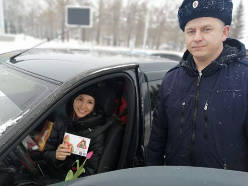 Сотрудники Бугульминской ГИБДД поздравили автоледи с праздником