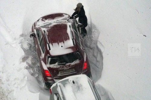 В Бугульминскую ЦРБ госпитализирован мальчик после схода льда с крыши