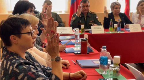 В военном комиссариате Бугульмы призывная комиссия провела отбор юношей для службы