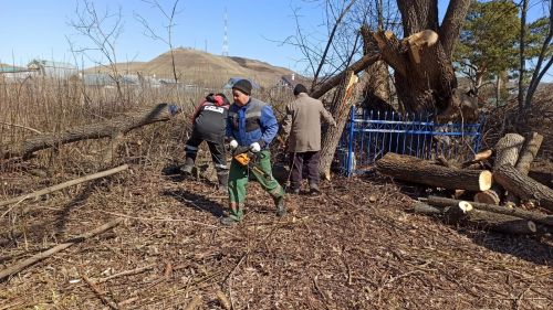 Жители Карабаша навели порядок на местном кладбище