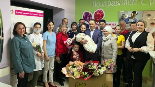 Мобилизованный бугульминец встретил из роддома жену и новорождённую дочь