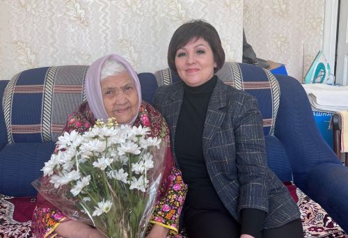 Труженицу тыла навестили сотрудники загса Бугульмы