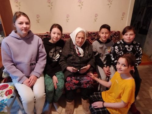Ялкыновцы навели уборку и принесли гостинцы труженице тыла