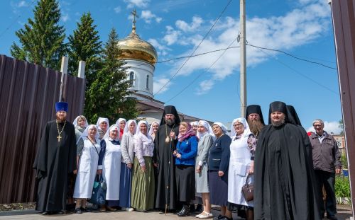 Епископ Мефодий наградил епархиальной медалью бугульминских медработников