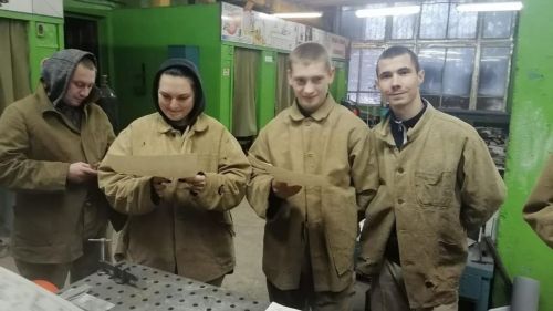 Девушка-сварщик в Бугульме изготавливает мебель в стиле «Лофт»