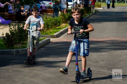 Сотрудники ГИБДД накануне каникул напоминают родителям об опасности дорог для их детей