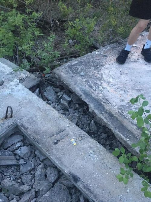 Бетонная плита упала на ногу подростку в Бугульме