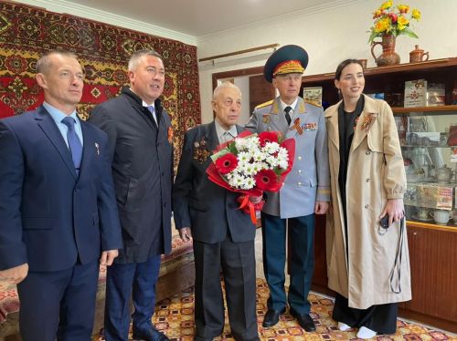 Ветерана труда с Днем Победы лично поздравил мэр Бугульмы