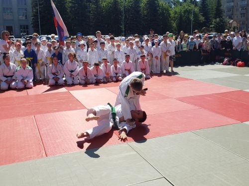 В Бугульме на площади Дома техники организовали первенство по дзюдо СШ «Юность»