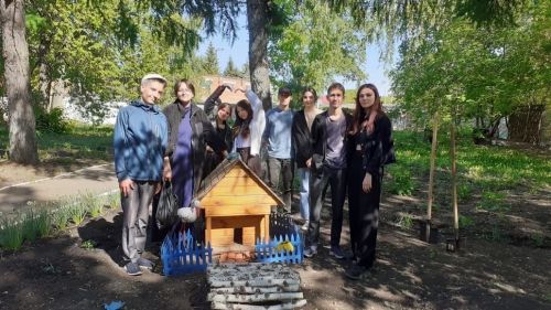 В Бугульме студенты медучилища соревнуются в создании лучшей цветочной клумбы