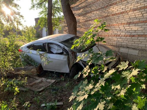 В Бугульме водитель легкового автомобиля съехал с дороги и врезался в дерево