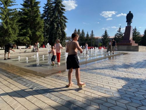 Сотрудники загса и краеведческого музея организовали эстафеты на центральной площади Бугульмы