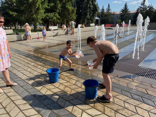 Сотрудники загса и краеведческого музея организовали эстафеты на центральной площади Бугульмы
