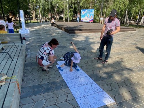 Сотрудники загса и краеведческого музея организовали эстафеты на центральной площади Бугульмы