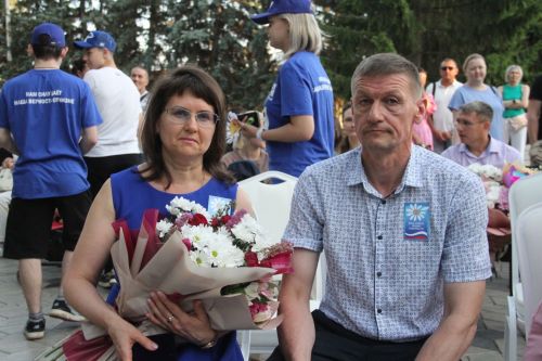 Почетный знак города и поздравительный адрес главы Бугульминского района вручили чете Луневых