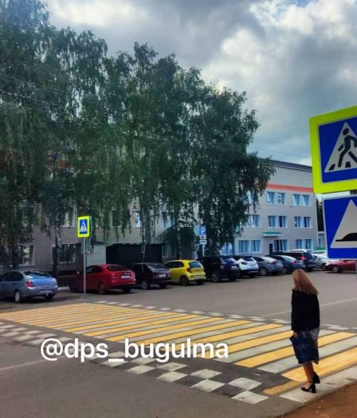 В Бугульме обновляют дорожную разметку на пешеходных переходах