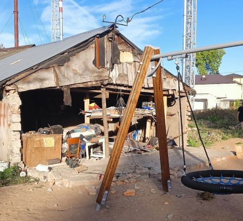 Стена старой постройки упала на детскую площадку в Бугульме