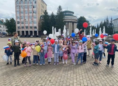 У здания Центра татарской культуры прошла викторина для детей на знание российской символики