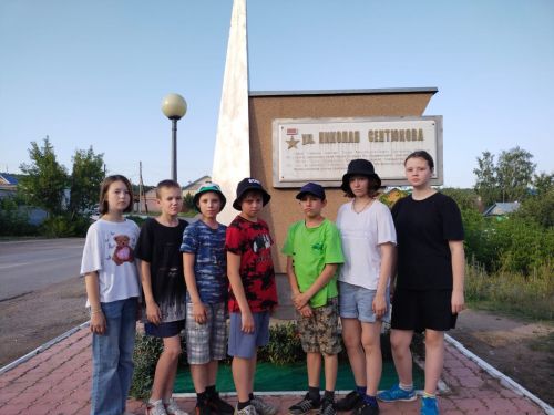 В Бугульме дети из соцприюта «Ялкын» навели порядок возле памятника Сентюкова