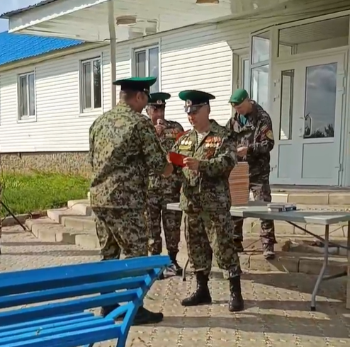 Бугульминцу Владимиру Беляеву вручен нагрудный знак «За участие в параде»
