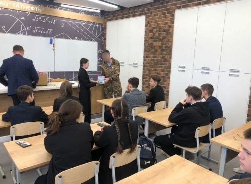 В Бугульме школьники встретились с заместителем командира батальона по вооружению
