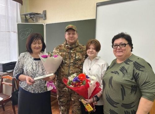 В Бугульме участник боевых действий навестил сестру и преподавателя в родной школе