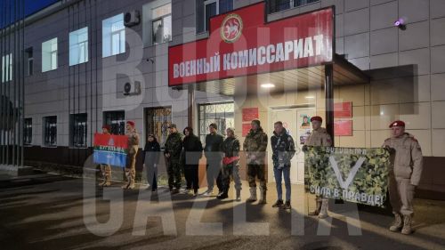 В Бугульме ранним утром состоялась отправка восьми контрактников