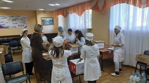 Представители медицинского колледжа Бугульмы собрали посылки для жителей Курской области