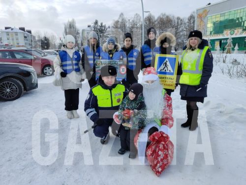 В Бугульме Дед Мороз поздравил участников дорожного движения с Новым годом