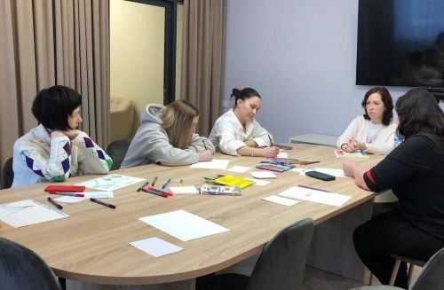 В Бугульминском фонде «Защитники Отечества» организовали встречу арт-терапевта с родными погибших бойцов
