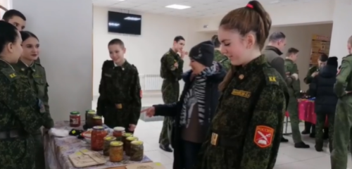 В фойе Бугульминской кадетской школы прошла благотворительная ярмарка в поддержку СВО