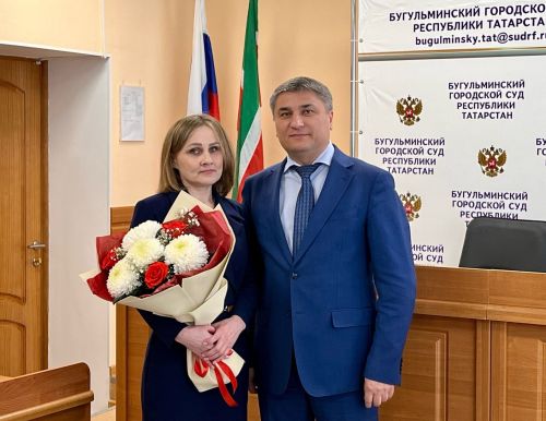 Коллектив Бугульминского городского суда поздравил коллегу с 50-летием