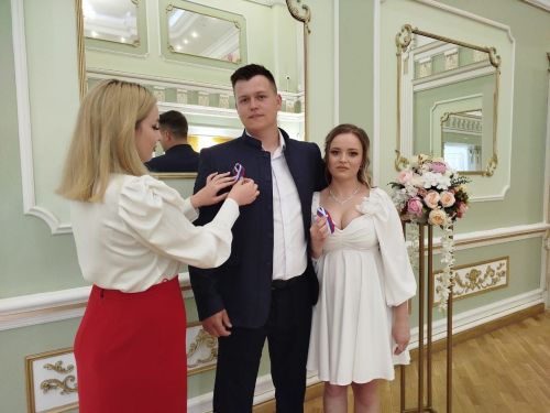 В бугульминском загсе провели акцию «Российский триколор»