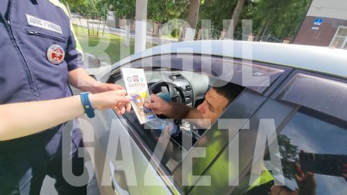 В Бугульме водителям раздали питьевую воду для хорошего самочувствия
