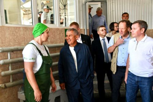 Минниханов посетил животноводческий комплекс в Бугульминском районе