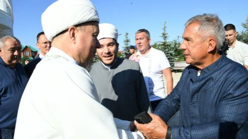 Рустам Минниханов посетил мечеть «Гаухар» в Бугульме