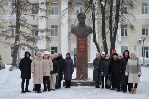 Бугульминцы возложили цветы к обелиску выдающегося нефтяника