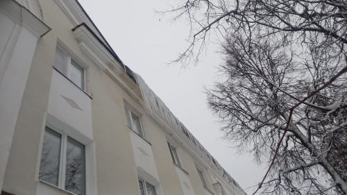Бугульминцам рассказали, кто должен чистить крышу многоквартирного дома от снега и наледи
