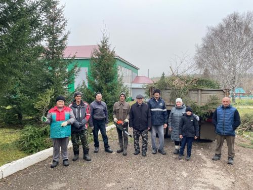 В Бугульминском районе устроили  ‎субботник у мемориала участникам ВОВ  ‎
